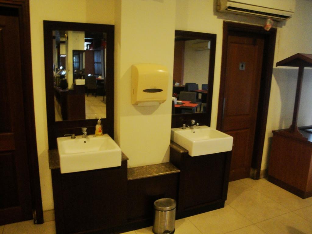 Imperial Hotel Kendari Εξωτερικό φωτογραφία