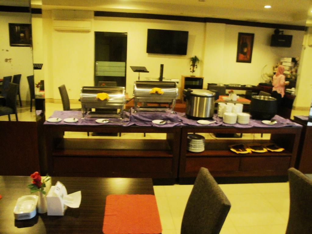 Imperial Hotel Kendari Εξωτερικό φωτογραφία