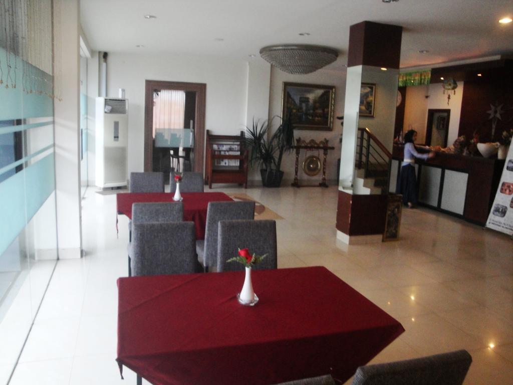 Imperial Hotel Kendari Εξωτερικό φωτογραφία