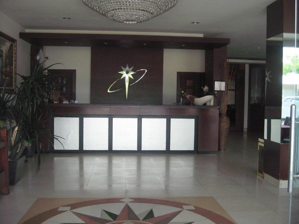 Imperial Hotel Kendari Εξωτερικό φωτογραφία